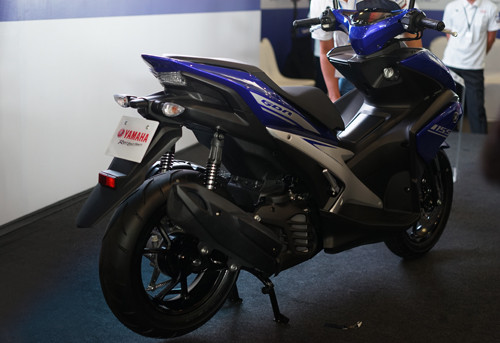 Đuiôi xe mang dáng dấp phân khối lớn với cụm xi-nhan tách rời, yên xe hai phần. yamaha nvx ra mat tuong lai moi cua nouvo