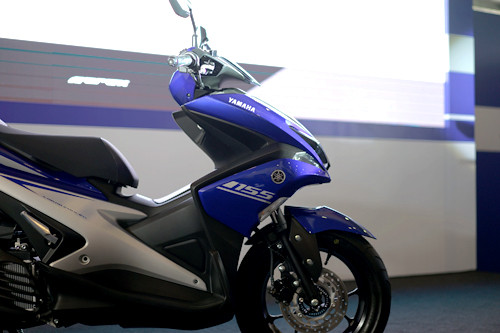 Tổng thể thiết kế vẫn mang cảm hứng thể thao với những đường cắt sắc lẹm, nhưng NVX quyết liệt hơn so với Nouvo. yamaha nvx ra mat tuong lai moi cua nouvo