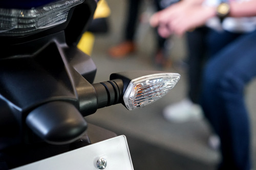 Đèn xi-nhan tách rời như trên phân khối lớn. yamaha nvx ra mat tuong lai moi cua nouvo