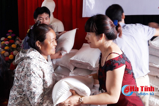 tiep tuc hoat dong thien nguyen voi dong bao lu lut ha tinh