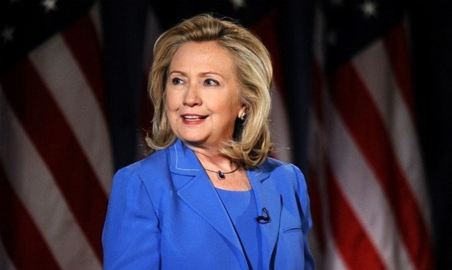Hillary Rodham Clinton là đệ nhất phu nhân in đậm dấu ấn trong chính trường Mỹ. Bà đã là người phụ nữ đầu tiên của New York được bầu vào Thượng viện. Năm 2008, Clinton tranh cử tổng thống cùng với Barack Obama – tổng thống đương nhiệm của Mỹ. Sau đó, chính ông Obama đã chọn bà cho chức Ngoại trưởng thứ 67 của Mỹ. Năm 2016, người dân Mỹ lại chứng kiến một Clinton quyết tâm trên con đường trở thành chủ nhân của Nhà Trắng. Ông Bill Clinton, chồng bà cũng là tổng thống thứ 42 của Mỹ, đang nỗ lực để giúp vợ thực hiện tham vọng đó. Trong mắt ông, bà Clinton là người phụ nữ đầy lòng trắc ẩn nhưng kiên cường, trái ngược với những định kiến một phụ nữ lạnh lùng và toan tính trong chính trường. Ảnh: hillaryclinton. nhung bong hong dang sau cac tong thong my