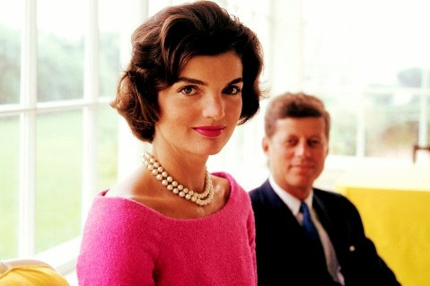 Jacqueline Kennedy, phu nhân tổng thống John F. Kennedy, từng là một biểu tượng thời trang của phụ nữ Mỹ. Sau khi chồng bị giết, bà Jacqueline trở nên cứng rắn và mạnh mẽ hơn bao giờ hết. Vài giờ sau vụ ám sát, nhiều người khuyên bà nên rửa sạch các vết máu từ thi thể của chồng trên khuôn mặt và thay bộ đầm mới. Tuy nhiên, Jacqueline kiên quyết từ chối và nói muốn những kẻ ám sát phải nhìn thấy hậu quả mà chúng đã gây ra. Vào những ngày cuối cùng còn ở Nhà Trắng, bà Jacqueline đã gửi một lá thư ngoại giao cho tổng thư ký Liên Xô lúc đó, Nikita Sergeyevich Khrushchyov, bày tỏ mong muốn ông sẽ tiếp tục nỗ lực thúc đẩy hòa bình, điều mà chồng bà theo đuổi lúc sinh thời. Ảnh: jrbenjamin. nhung bong hong dang sau cac tong thong my