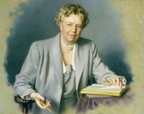 Trong suốt giai đoạn từ năm 1936 đến 1962, từ thứ 2 đến thứ 6 hàng tuần, phu nhân tổng thống Franklin D. Roosevelt, Eleanor Roosevelt, đều đặn viết một cột thông tin trên báo mang tên "My Day" (Ngày của tôi), mô tả cuộc sống cá nhân và những quan điểm chính trị của bà. Bất chấp tranh cãi, Eleanor đã chiến đấu một cách công khai cho sự công bằng giữa các chủng tộc trong nhiệm kỳ dài 12 năm của chồng. Eleanor còn từ chối sự bảo vệ của cơ quan mật vụ và học bắn khẩu súng lục của riêng mình. Ảnh: whitehousehistory. nhung bong hong dang sau cac tong thong my