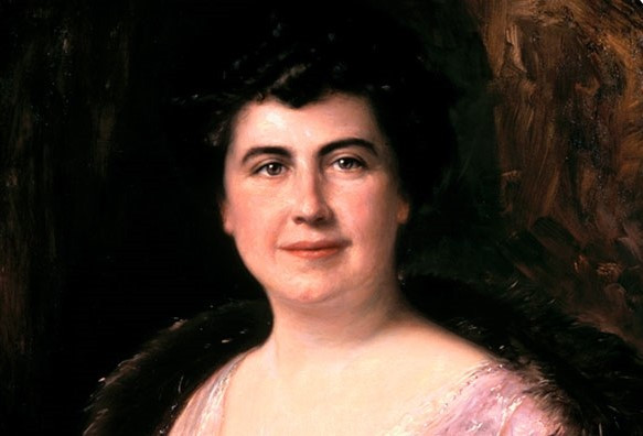 Edith Wilson là người phụ nữ rất độc lập. Trước khi kết hôn với tổng thống Woodrow Wilson,bà đã có xe hơi riêng và lái xe khắp thủ đô của nước Mỹ. Năm 1919, Tổng thống Wilson bị đột quỵ nghiêm trọng, Edith là người quyết định tất cả các vấn đề liên quan đến việc ai được gặp ông, những vấn đề nào của quốc gia được trình bày với tổng thống. Dư luận vẫn không rõ bà Edith đã đưa ra bao nhiêu quyết định trong quá trình tổng thống Woodrow hồi phục sức khỏe, nhưng nhiều người tin rằng bà đã hành động giống như một vị tổng thống. Ảnh: firstladies influence and image. nhung bong hong dang sau cac tong thong my