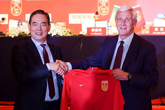 HLV Lippi trong cuộc họp báo với báo chí. hlv lippi tu tin hoa rong tham vong cua trung quoc