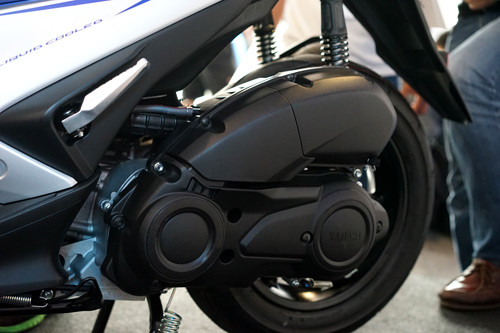 Các chi tiết máy, hệ dẫn động đặt gọn gàng và thu hút hơn Nouvo. Động cơ xe trang bị hệ thống ngắt tạm thời khi dừng xe lâu. yamaha nvx ra mat tuong lai moi cua nouvo