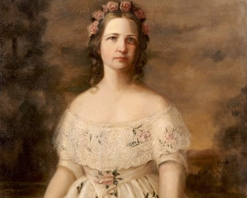 Trước khi kết hôn với tổng thống Abraham Lincoln, Mary Todd từng được đối thủ chính trị lớn của Lincoln, Stephen Douglas, tán tỉnh. Trong khi ông Lincoln cao hơn 1m9, bà Mary chỉ sở hữu chiều cao khoảng 1m57. Vị đệ nhất phu nhân này được xem là người hoạt bát và bốc đồng nhưng cuộc đời có nhiều bi kịch. Cú sốc sau khi tổng thống Lincoln bị ám sát vào năm 1865 đã khiến Mary Todd đau buồn suốt 17 năm và tiếp tục rơi vào một thế giới hoang tưởng về sự nghèo đói và giết người khi con trai qua đời. Bà ra đi vào năm 1882 tại nhà của chị gái mình ở Springfield, bang Massachusetts, Mỹ - chính ngôi nhà mà năm xưa bà rời đi lấy chồng. Ảnh: whitehousehistory. nhung bong hong dang sau cac tong thong my