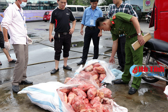 bat giu gan 2 ta thit ga khong giay to kiem dich