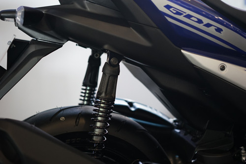 Giảm xóc đôi phía sau. Tuỳ chọn giảm xóc sau trợ lực dầu sẽ có mặt trên NVX, tuy nhiên Yamaha cũng chưa tiết lộ thông tin trên phiên bản nào. yamaha nvx ra mat tuong lai moi cua nouvo