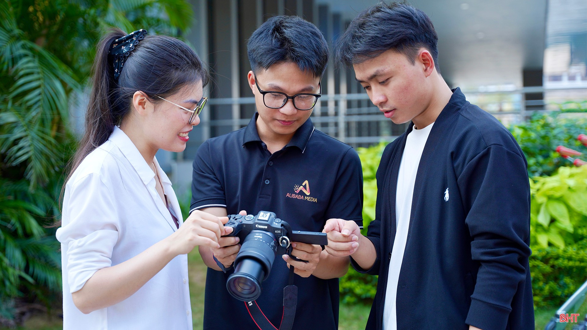 Sau khi quay video xong, chúng tôi cùng nhau xem lại ngay tại chỗ để kịp thời đánh giá và điều chỉnh. Tôi luôn mong muốn mỗi sản phẩm khi được đăng tải đều phải chỉn chu nhất. Cứ thế, trung bình mỗi ngày, tôi sản xuất hàng chục bài viết và quay dựng nhiều video phục vụ các kế hoạch truyền thông của công ty.