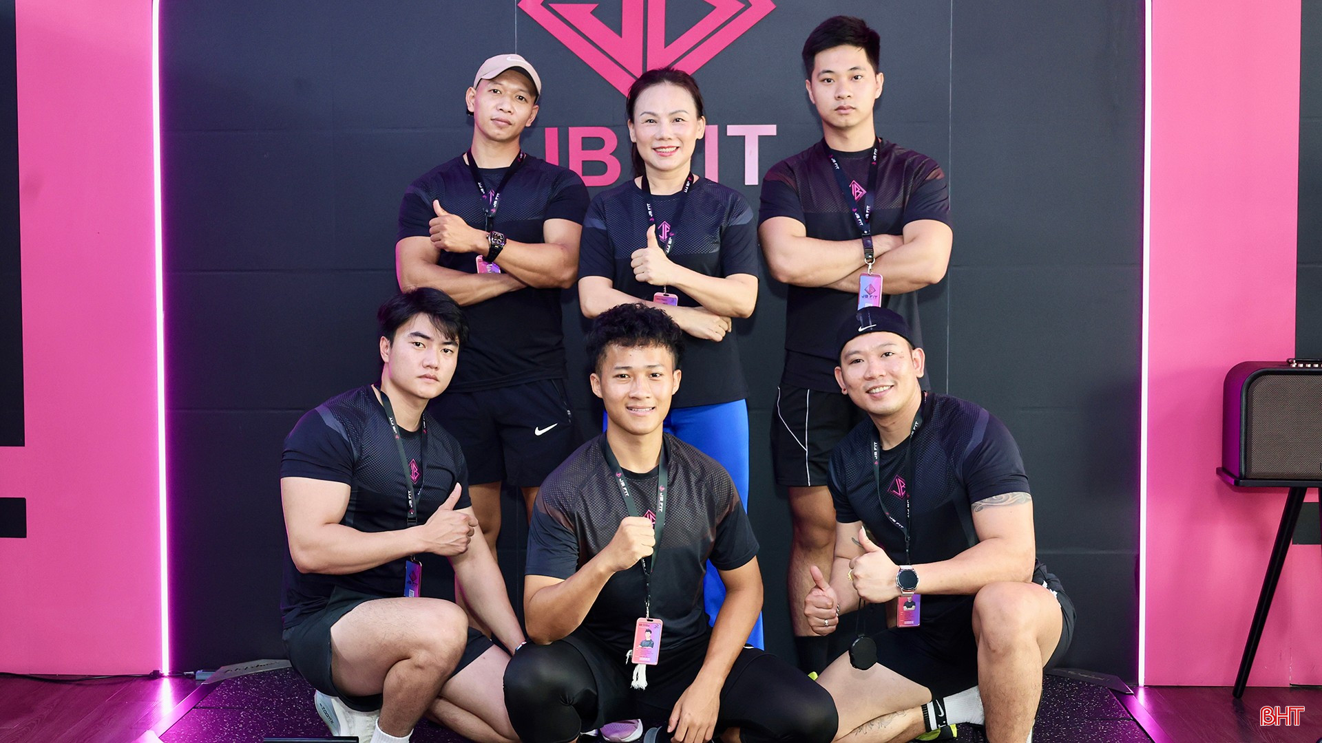 Đồng hành cùng tôi trong phòng tập luôn có các huấn luyện viên khác. Họ đều là những người trẻ, năng động và đầy nhiệt huyết. Ban đầu, tôi cũng có chút e ngại về khoảng cách thế hệ, nhưng sự chân thành và tinh thần cầu thị đã xóa nhòa tất cả. Các bạn trẻ luôn sẵn sàng hỗ trợ tôi cập nhật những xu hướng tập luyện mới, những ứng dụng công nghệ hiện đại trong việc quản lý chỉ số hình thể của khách hàng.