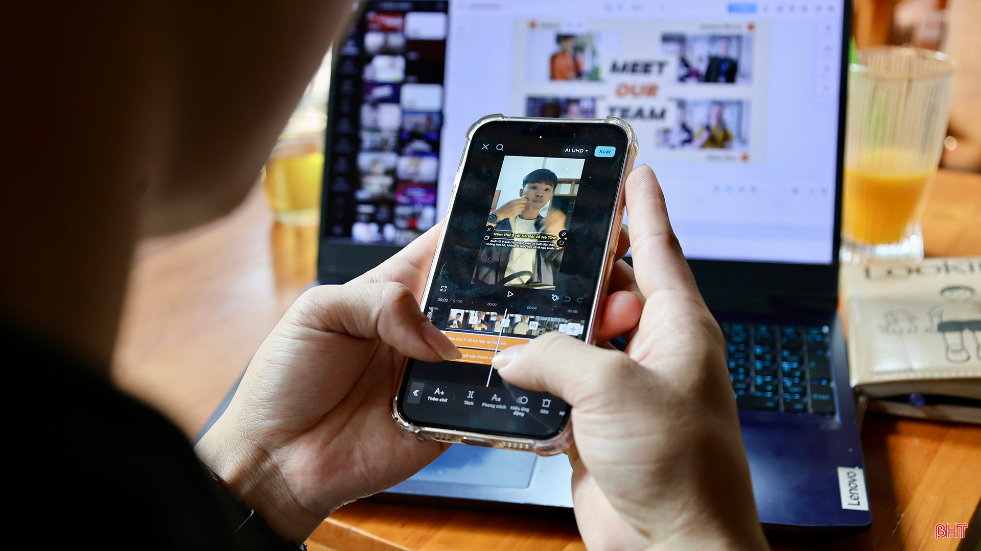 Ngoài đăng tải các bài viết, chúng tôi còn sản xuất các video ngắn cho nền tảng TikTok. Với xu hướng nội dung số ngày càng đề cao tính nhanh, gọn và trực quan, chúng tôi phải chủ động nắm bắt thuật toán, cập nhật các trào lưu mới, đồng thời thành thạo các phần mềm dựng hình, chỉnh sửa để tạo ra những sản phẩm hấp dẫn, bắt kịp thị hiếu người xem.