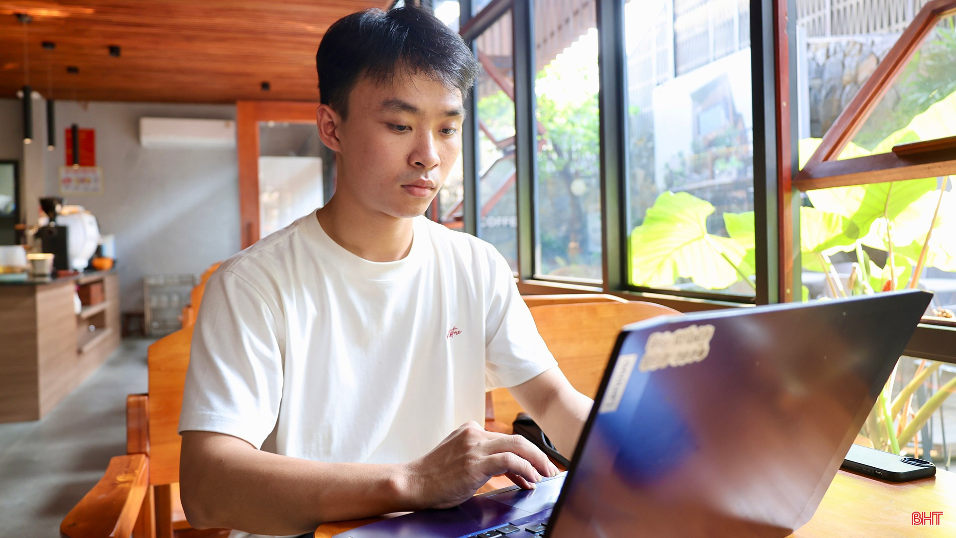 Là người trẻ, tôi luôn lắng nghe những ý kiến góp ý từ bạn bè, đồng nghiệp và cả những người theo dõi trên các nền tảng để hoàn thiện bản thân, nâng cao chất lượng nội dung và tạo ra những sản phẩm ngày càng gần gũi, phù hợp với nhu cầu người xem.