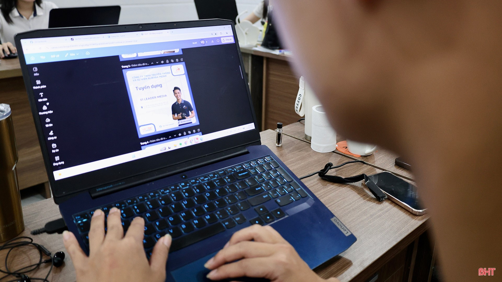 Sau 3 năm “thử sức” ở nhiều công ty, hiện tôi đang là nhân viên sáng tạo nội dung (content creator) tại Công ty TNHH Truyền thông và Sự kiện Alibaba Media (phường Thành Sen). Công ty cách nhà hơn 30km nên tôi phải di chuyển 2 quãng bằng xe máy và xe buýt. Dù vậy, tại đây, tôi đã có “đất diễn” thực thụ cho niềm đam mê sáng tạo cùng mức lương ổn định.