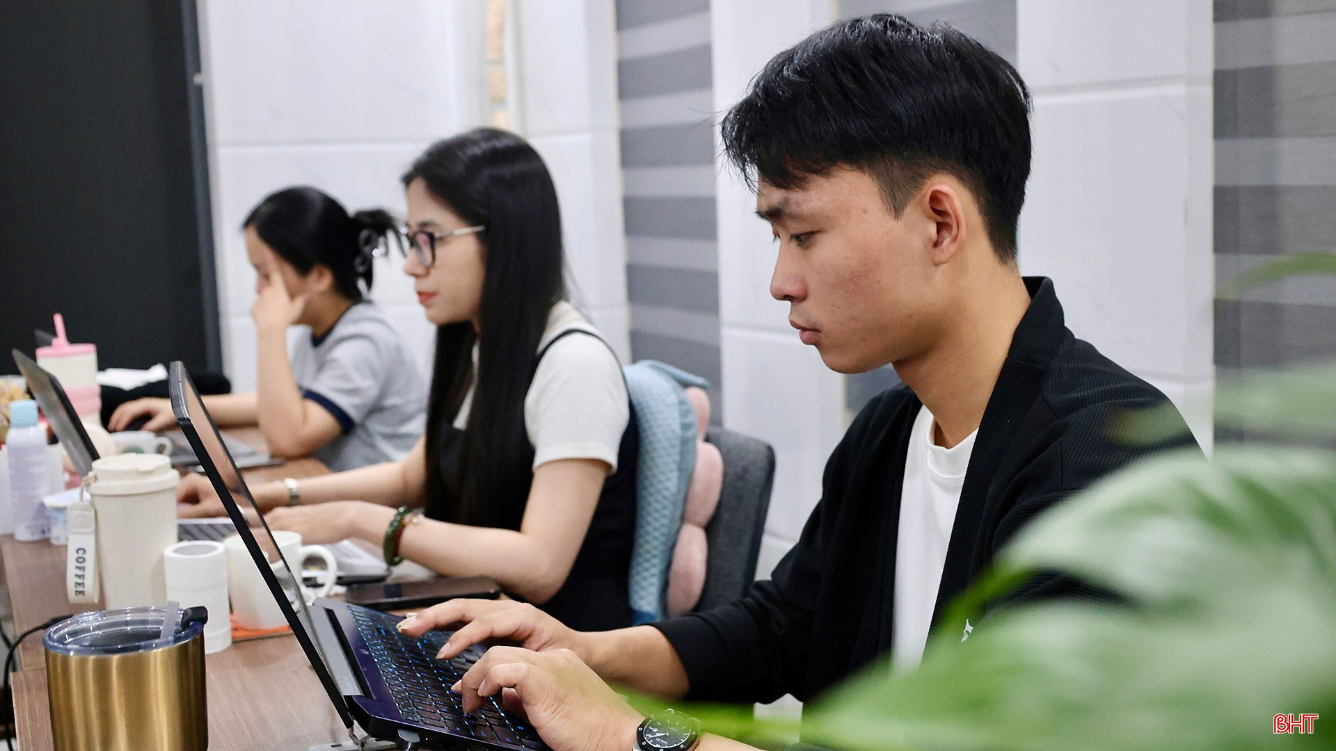 Những ngày đầu ở quê, tôi nhận được sự ủng hộ, động viên của gia đình. Dù vậy, tôi cũng không tránh khỏi áp lực khi ngành học marketing chưa thực sự phát triển rộng rãi tại Hà Tĩnh. Thời điểm đó, để tìm được một công việc phù hợp với mức lương hấp dẫn là rất khó.