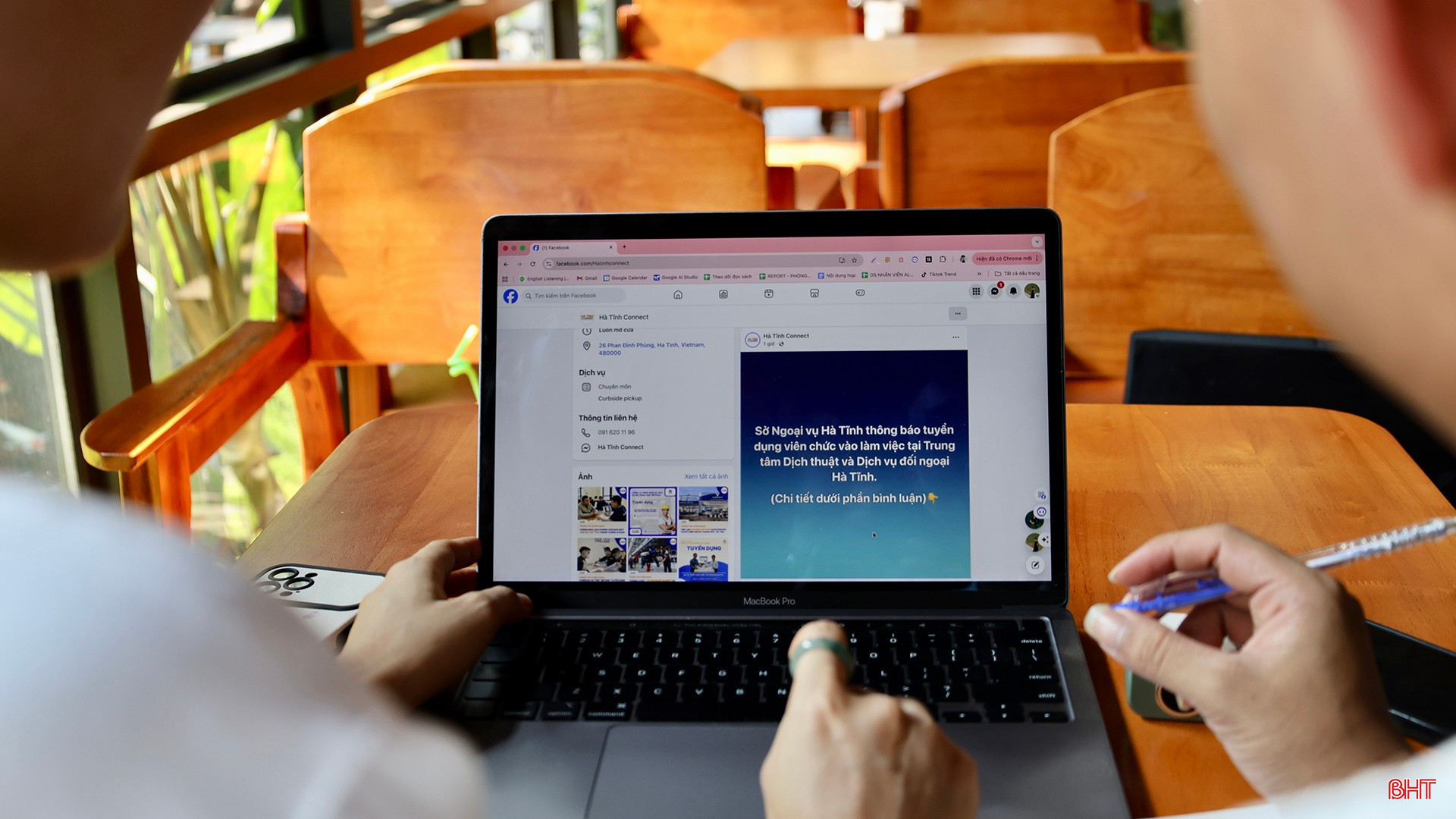 Sau khi thảo luận, tôi và chị Hà Anh thống nhất ý tưởng truyền thông xuyên suốt cho fanpage. Tại đây, mỗi video, bài viết khi đăng tải đều được chúng tôi trau chuốt kỹ lưỡng. Bởi, đó không chỉ là nơi chia sẻ những cơ hội việc làm giá trị mà còn thực sự trở thành người bạn đồng hành tin cậy của giới trẻ địa phương.