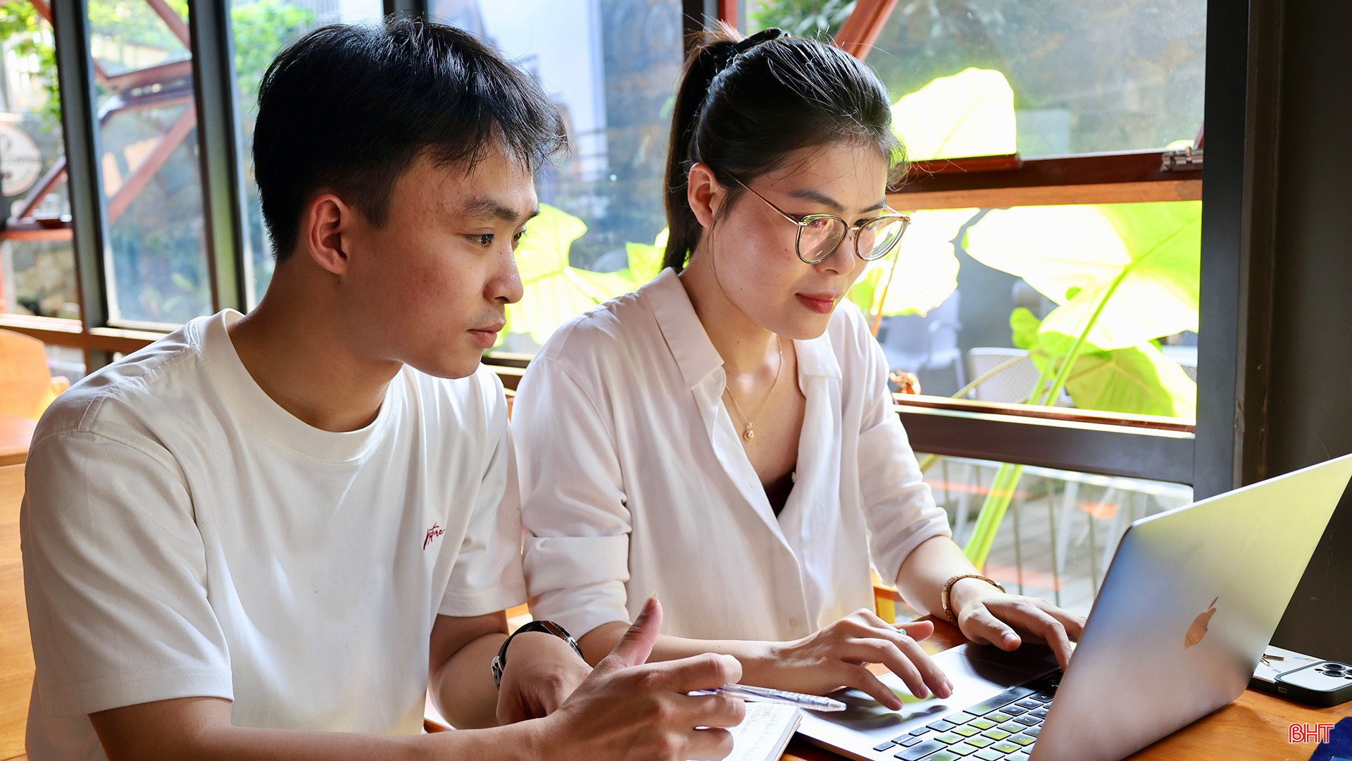 Dự án chúng tôi đang triển khai là “Hà Tĩnh Connect” - fanpage có hơn 50.000 lượt theo dõi, chuyên cập nhật các thông tin tuyển dụng tại quê nhà. Thông qua nền tảng này, hàng trăm bạn trẻ đã được tiếp cận cơ hội việc làm tại các doanh nghiệp vừa và nhỏ, cho đến những đơn vị quy mô lớn. Đây chính là cầu nối giúp nhân lực trẻ tìm thấy cơ hội bứt phá ngay trên mảnh đất quê hương.