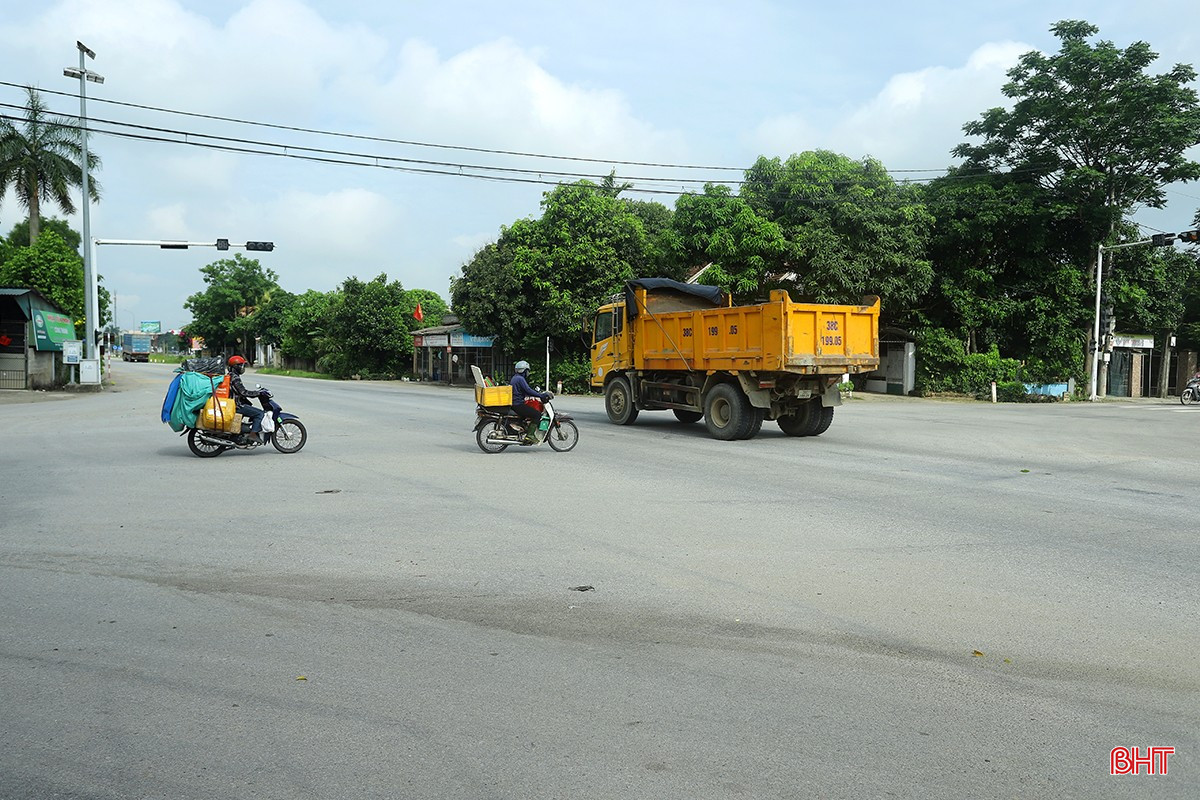 Người dân lo lắng về tình hình giao thông ở ngã tư Thạch Long. bqbht_br_den-do-hu-hong.jpg