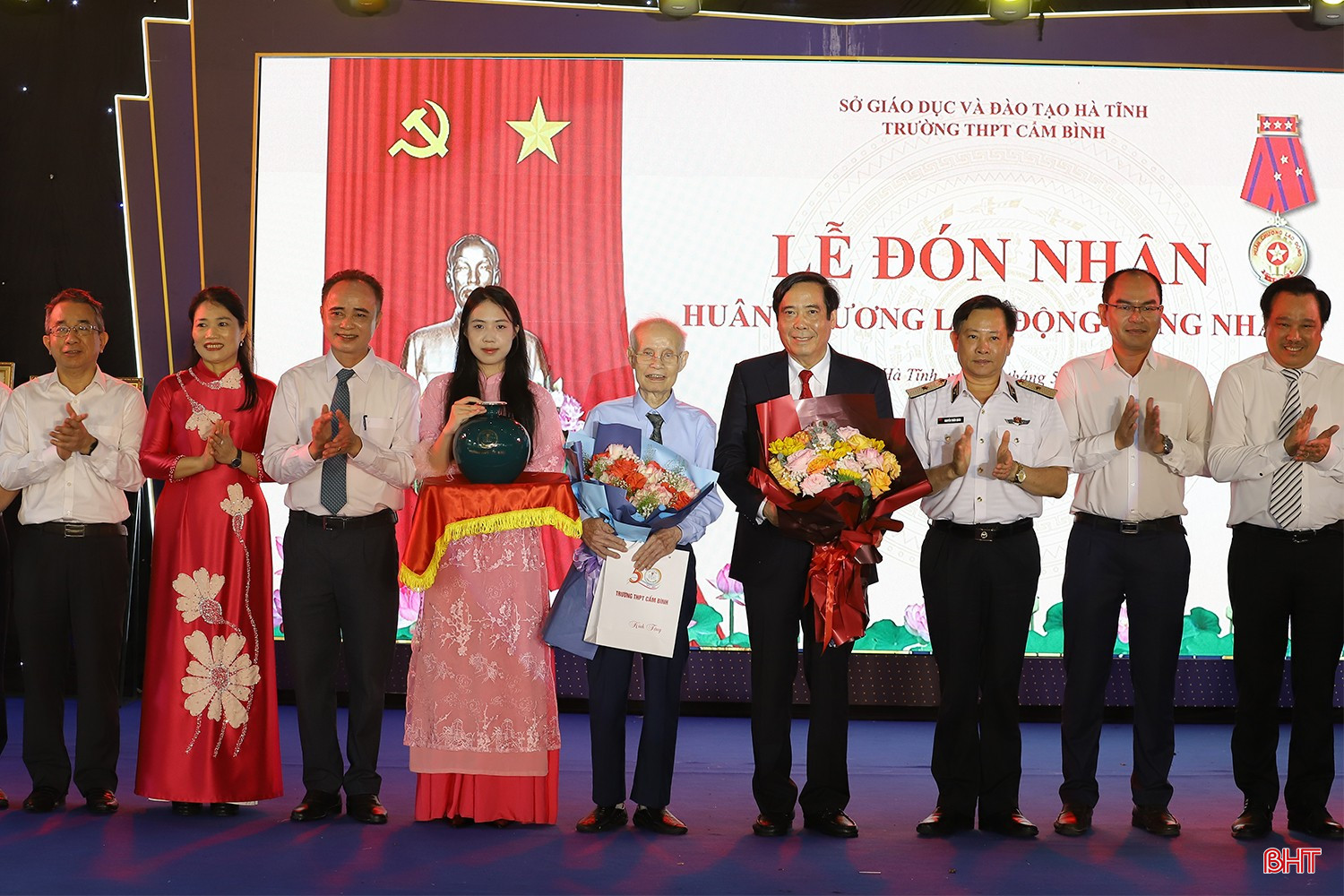 Ban Giám hiệu Trường THPT Cẩm Bình cùng một số cựu học sinh tặng hoa cho nhà giáo Nguyễn Quang Tâm - Hiệu trưởng đầu tiên trường và Chủ tịch Hội Người cao tuổi Việt Nam Nguyễn Thanh Bình - cựu học sinh của trường, trước những đóng góp tích cực trong hành trình xây dựng và phát triển của Trường THPT Cẩm Bình. bqbht_br_truong-thpt-cam-binh-3.jpg