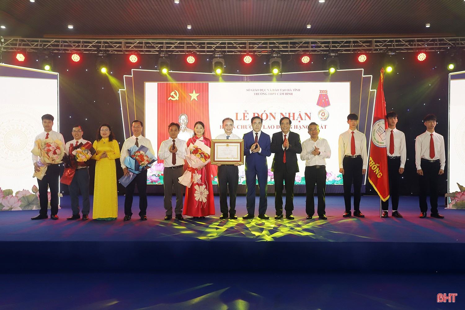 Chủ tịch Hội Người cao tuổi Việt Nam Nguyễn Thanh Bình và các đồng chí lãnh đạo tỉnh tặng hoa chúc mừng Ban Giám hiệu Trường THPT Cẩm Bình. bqbht_br_truong-thpt-cam-binh-7a.jpg