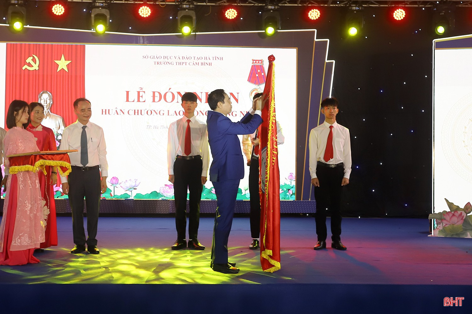 Thừa ủy quyền của Chủ tịch nước, Chủ tịch UBND tỉnh Võ Trọng Hải trao Huân chương Lao động hạng Nhất cho Trường THPT Cẩm Bình. bqbht_br_truong-thpt-cam-binh-8a.jpg
