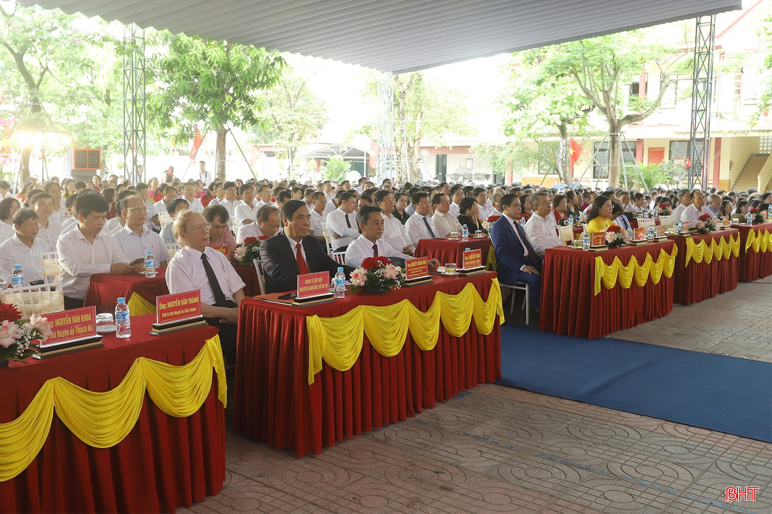 Các đại biểu tham dự buổi lễ. bqbht_br_truong-thpt-cam-binh-8.jpg