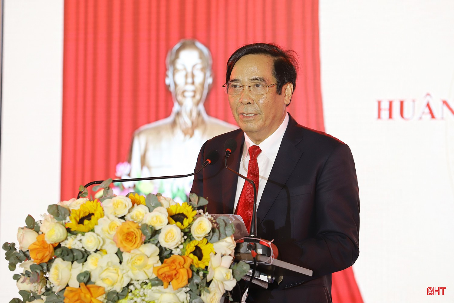 Chủ tịch Hội Người cao tuổi Việt Nam Nguyễn Thanh Bình - đại diện cho các thế hệ học sinh, gửi lời chúc mừng và chia sẻ những tình cảm chân thành với thầy cô và các em học sinh Trường THPT Cẩm Bình. bqbht_br_truong-thpt-cam-binh-5a.jpg