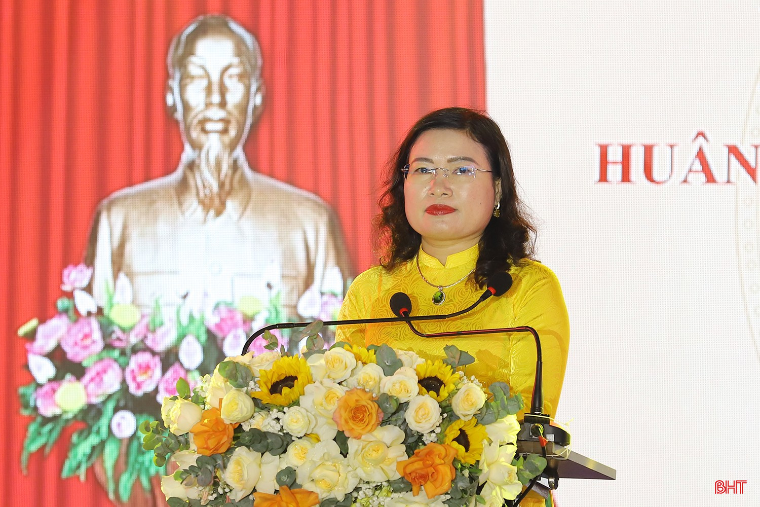 Giám đốc Sở GD&ĐT Nguyễn Thị Nguyệt phát biểu chúc mừng Trường THPT Cẩm Bình. bqbht_br_truong-thpt-cam-binh-6.jpg