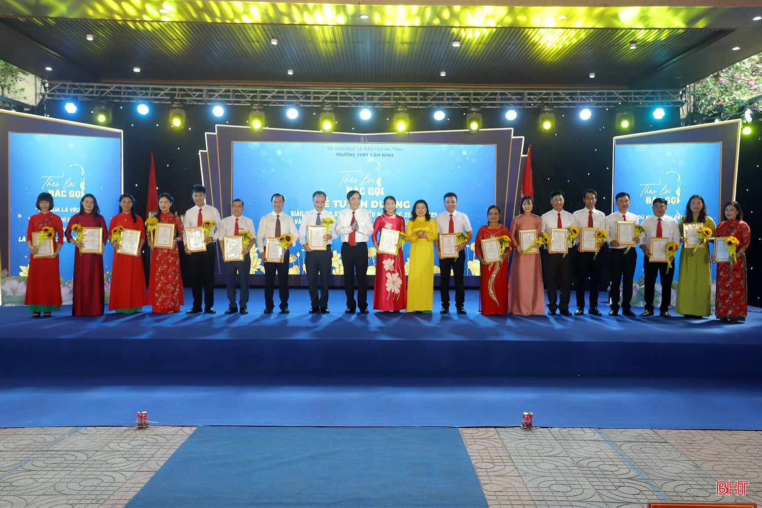 Chủ tịch Hội Người cao tuổi Việt Nam Nguyễn Thanh Bình và Giám đốc Sở GD&ĐT Nguyễn Thị Nguyệt tặng hoa chúc mừng giáo viên có thành tích xuất sắc trong thực hiện cuộc vận động “Học tập và làm theo tư tưởng, đạo đức, phong cách Hồ Chí Minh”. bqbht_br_truong-thpt-cam-binh-2.jpg