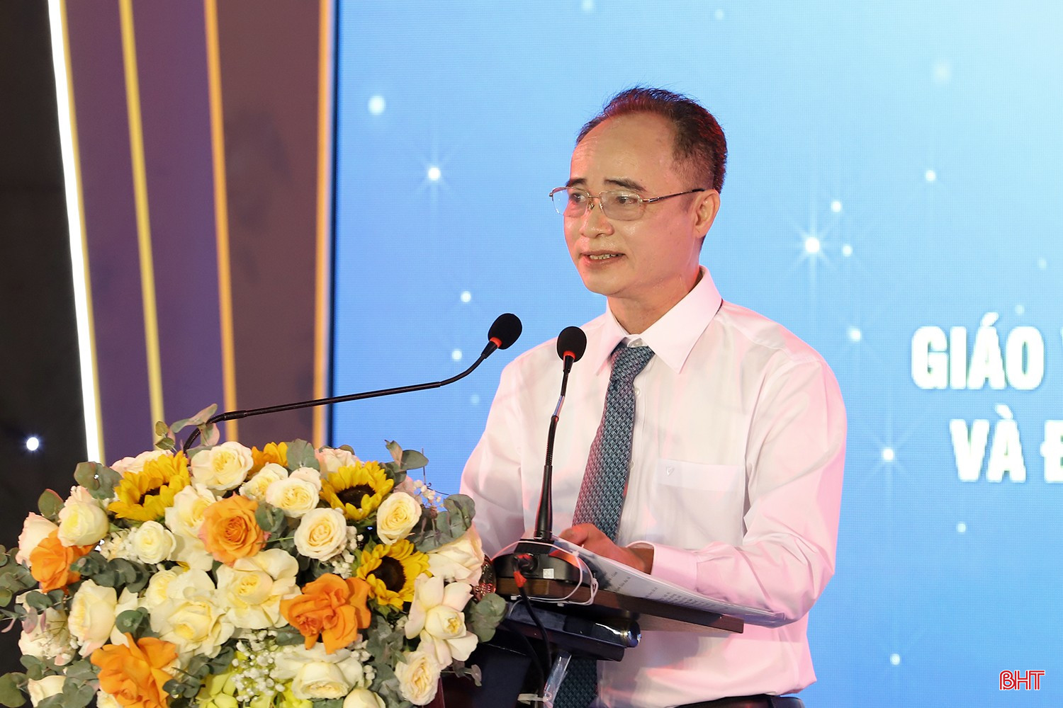 Thầy Nguyễn Văn Quang - Hiệu trưởng Trường THPT Cẩm Bình phát biểu tại buổi lễ. bqbht_br_truong-thpt-cam-binh-4a.jpg