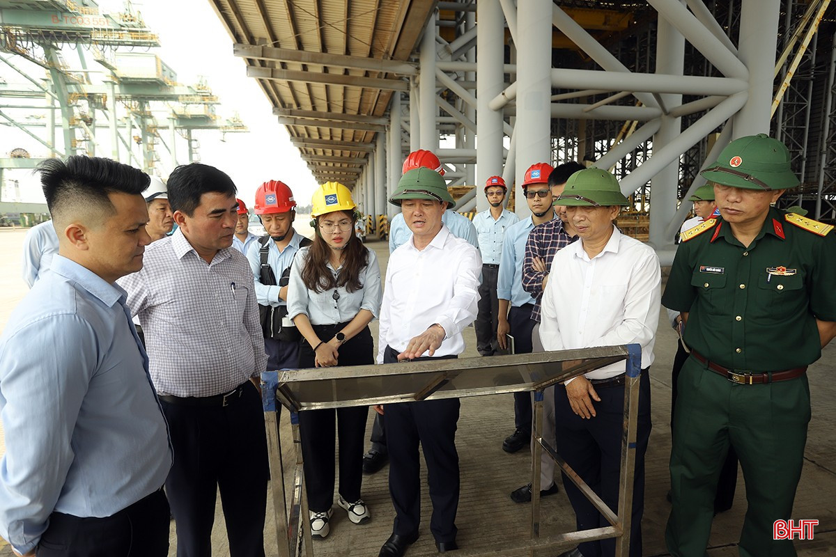 Phó Chủ tịch UBND tỉnh Trần Báu Hà kiểm tra công tác PCTT&TKCN ở cảng Sơn Dương, Khu kinh tế Vũng Áng. bqbht_br_kiem-tra-pctt-tkcn-5.jpg