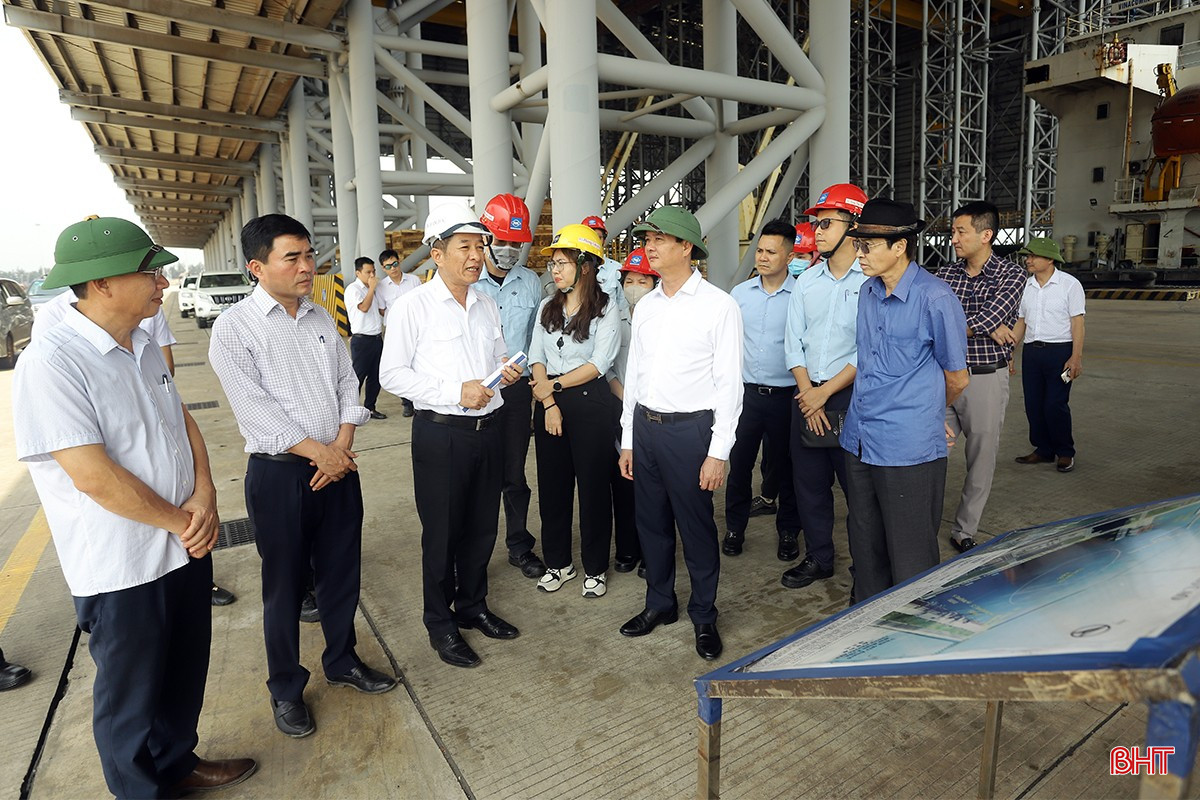 Phó Chủ tịch UBND tỉnh Trần Báu Hà yêu cầu thị xã Kỳ Anh và các đơn vị, doanh nghiệp chủ động xây dựng, triển khai phương án ứng phó với các loại hình thiên tai. bqbht_br_kiem-tra-pctt-tkcn-8a.jpg
