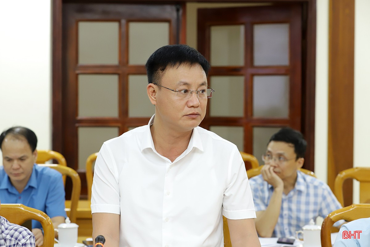 Phó Giám đốc Ban QLDA đầu tư xây dựng công trình giao thông tỉnh Lê Việt Hòa báo cáo tình hình triển khai các dự án giao thông do đơn vị làm chủ đầu tư. bqbht_br_cong-trinh-giao-thong-01.jpg