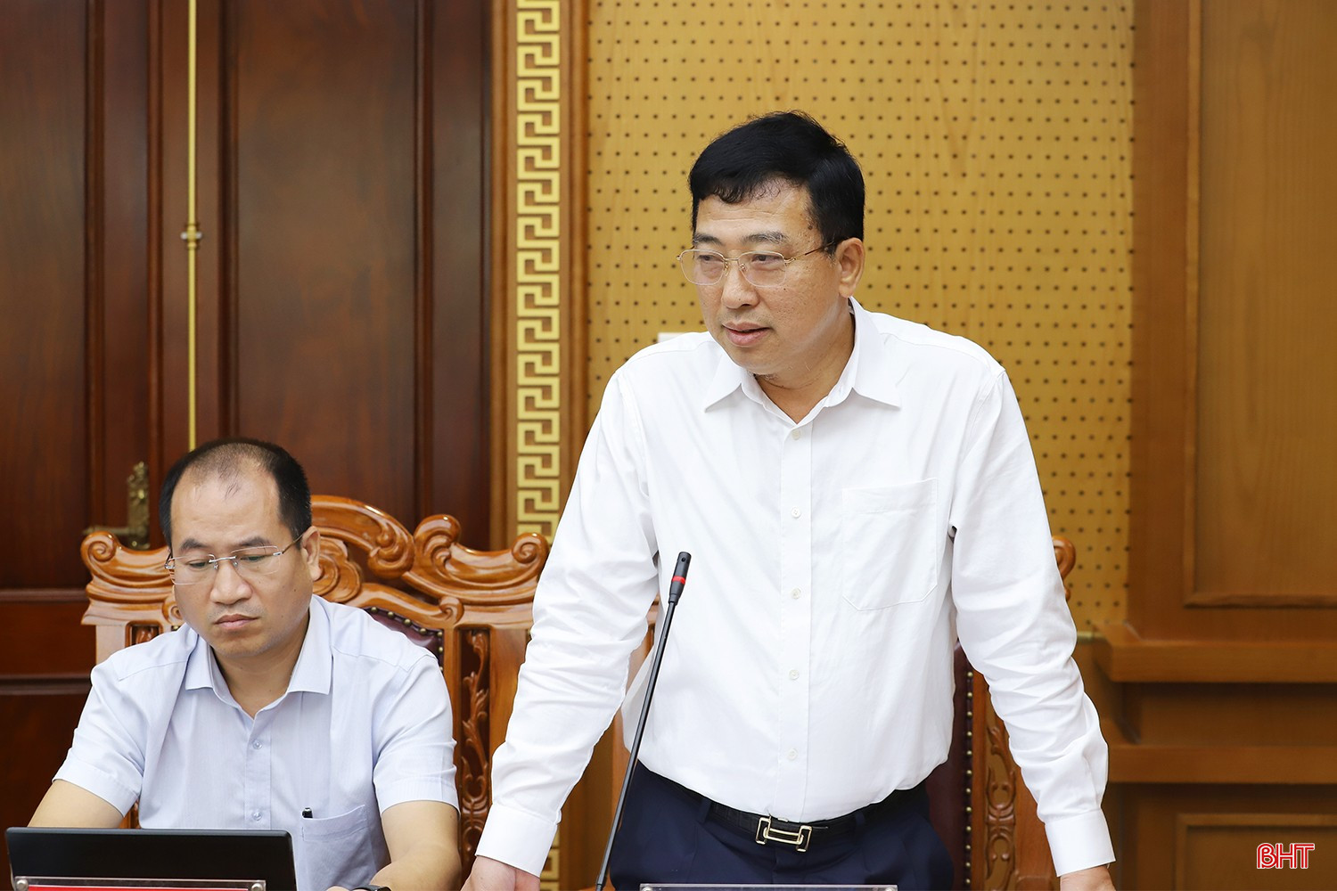 Phó Chủ tịch Thường trực HĐND tỉnh Trần Tú Anh tham gia ý kiến về các văn bản, nội dung tại hội nghị. bqbht_br_ban-chap-hanh-dang-bo-cac-co-quan-tinh-6.jpg