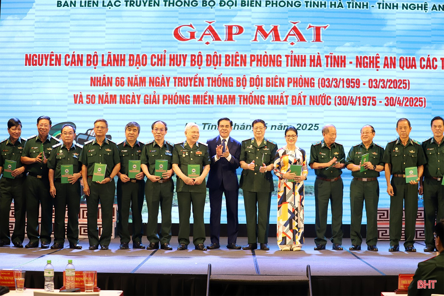 Phó Bí thư Tỉnh ủy, Chủ tịch UBND tỉnh Võ Trọng Hải tặng quà... bqbht_br_bo-doi-bien-phong-5.jpg