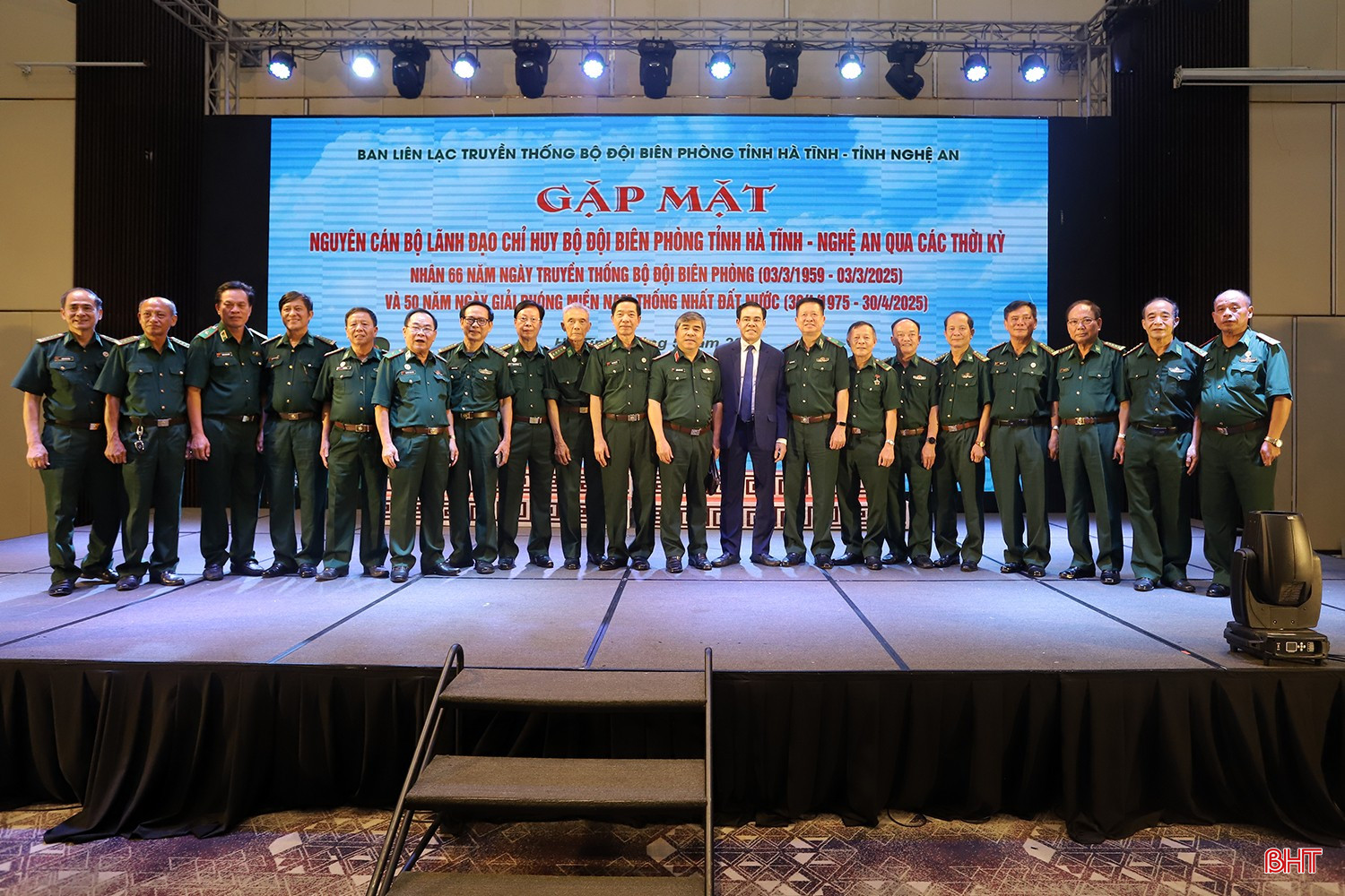 ...chụp ảnh lưu niệm với các đồng chí nguyên lãnh đạo chỉ huy BĐBP tỉnh Hà Tĩnh – Nghệ An qua các thời kỳ. bqbht_br_bo-doi-bien-phong-1a.jpg