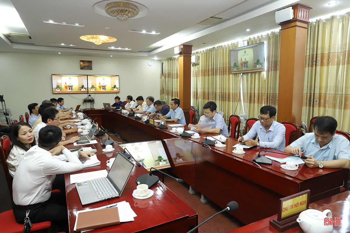 Các đại biểu tham dự ở điểm cầu Hà Tĩnh. bqbht_br_hop-an-toan-giao-thong-1.jpg