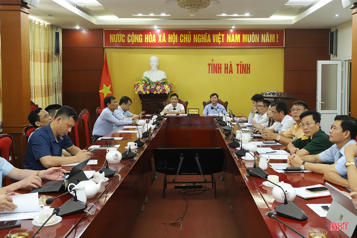 Đại tá Đặng Hoài Sơn - Phó Giám đốc Công an tỉnh và Phó Giám đốc Sở Xây dựng Dương Thành Trung điều hành điểm cầu Hà Tĩnh. bqbht_br_hop-an-toan-giao-thong-2.jpg