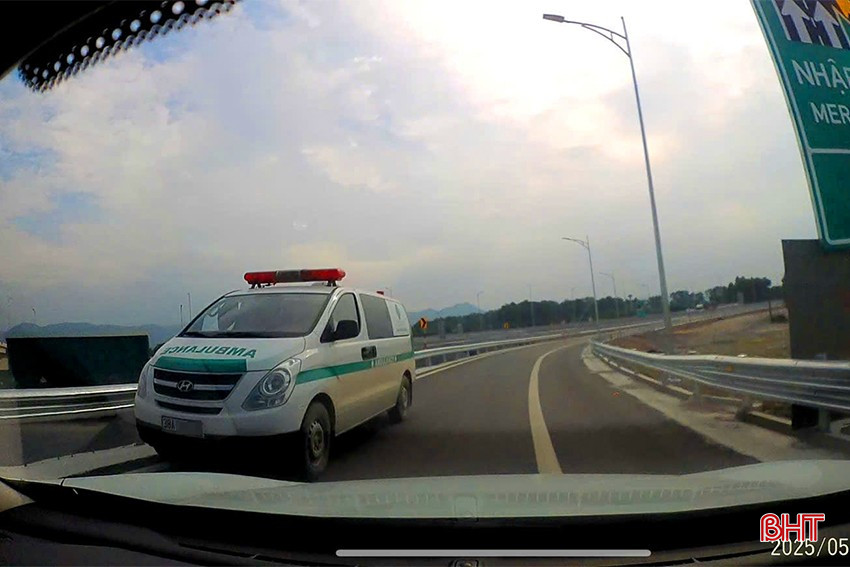 Chiếc xe cứu thương chạy ngược ở lối vào cao tốc Bãi Vọt - Hàm Nghi thuộc địa phận xã Lưu Vĩnh Sơn, huyện Thạch Hà, tỉnh Hà Tĩnh. bqbht_br_cao-toc.jpg