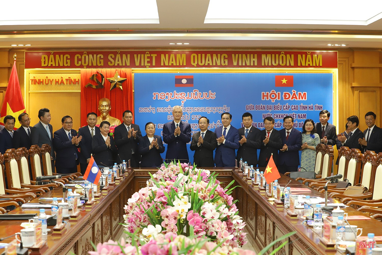 Đoàn đại biểu cấp cao tỉnh Hà Tĩnh và Đoàn đại biểu cấp cao Thủ đô Viêng Chăn chụp ảnh lưu niệm. bqbht_br_hoi-dam-ha-tinh-vieng-chan.jpg