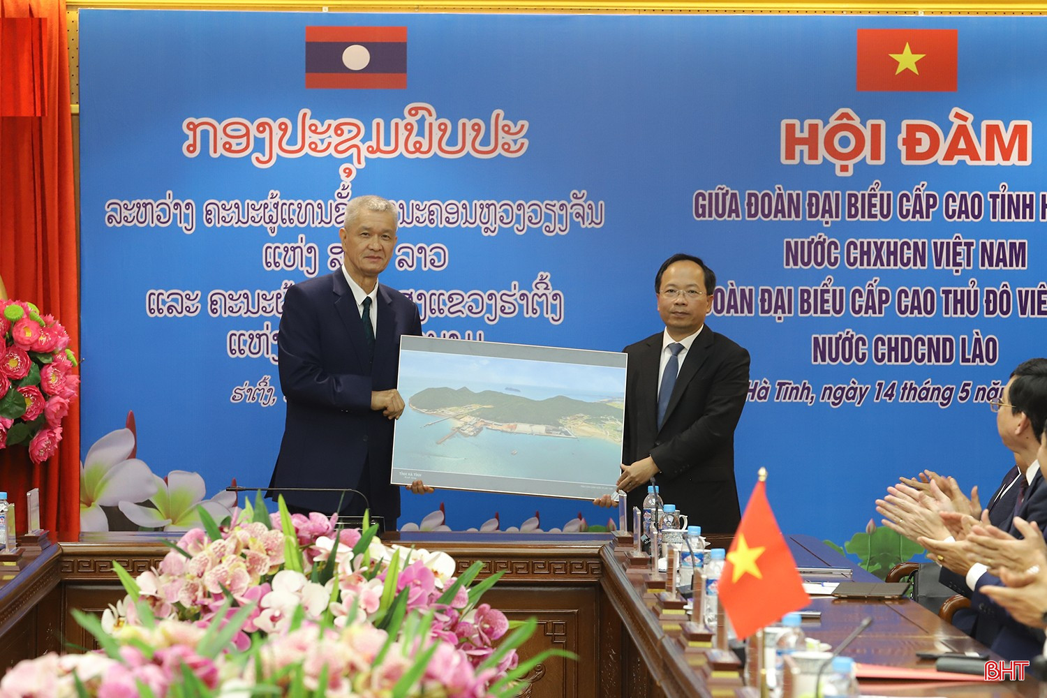 Bí thư Tỉnh ủy Hà Tĩnh Nguyễn Duy Lâm tặng quà lưu niệm đến Bí thư Thành ủy, Chủ tịch HĐND Thủ đô Viêng Chăn Anouphap Tounalom. bqbht_br_hoi-dam-ha-tinh-vieng-chan-01.jpg