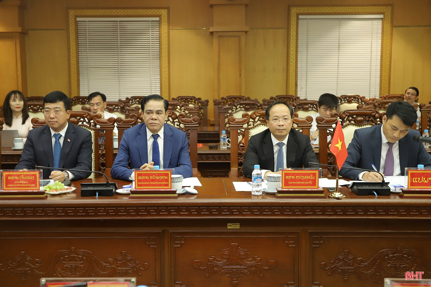 Các thành viên Đoàn đại biểu cấp cao tỉnh Hà Tĩnh tham dự cuộc hội đàm. bqbht_br_hoi-dam-ha-tinh-vieng-chan-03.jpg