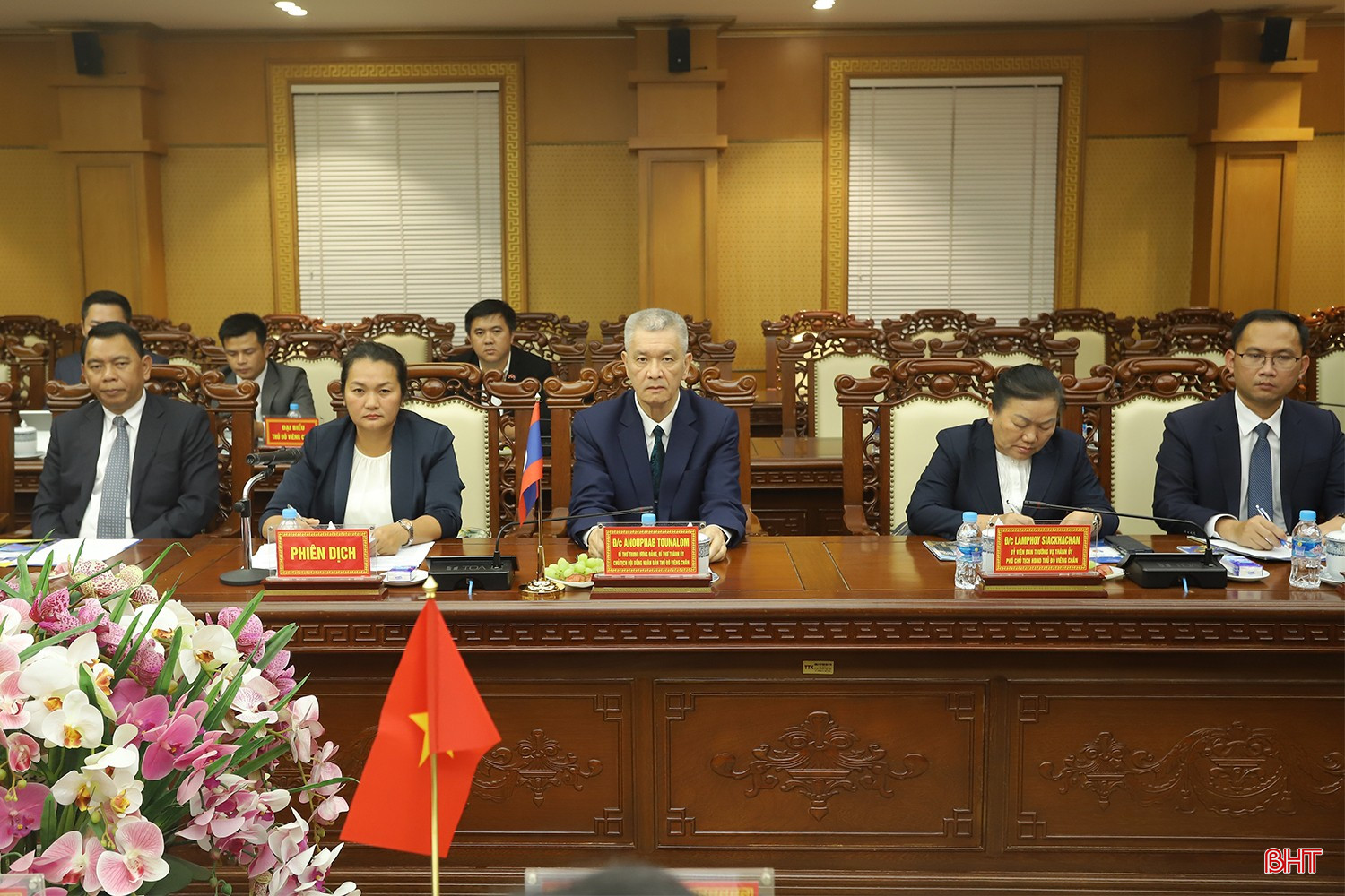 Các thành viên Đoàn đại biểu cấp cao Thủ đô Viêng Chăn tham dự cuộc hội đàm. bqbht_br_hoi-dam-ha-tinh-vieng-chan-6.jpg