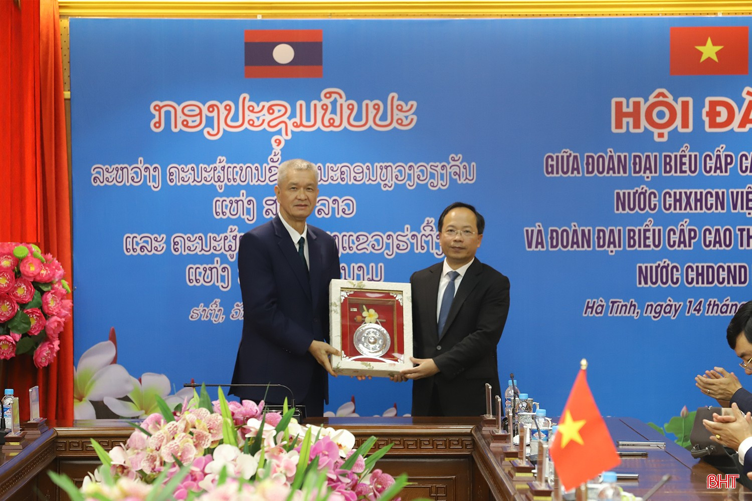 Bí thư Thành ủy, Chủ tịch HĐND Thủ đô Viêng Chăn Anouphap Tounalom tặng quà lưu niệm cho Bí thư Tỉnh ủy Hà Tĩnh Nguyễn Duy Lâm. bqbht_br_hoi-dam-ha-tinh-vieng-chan-012.jpg