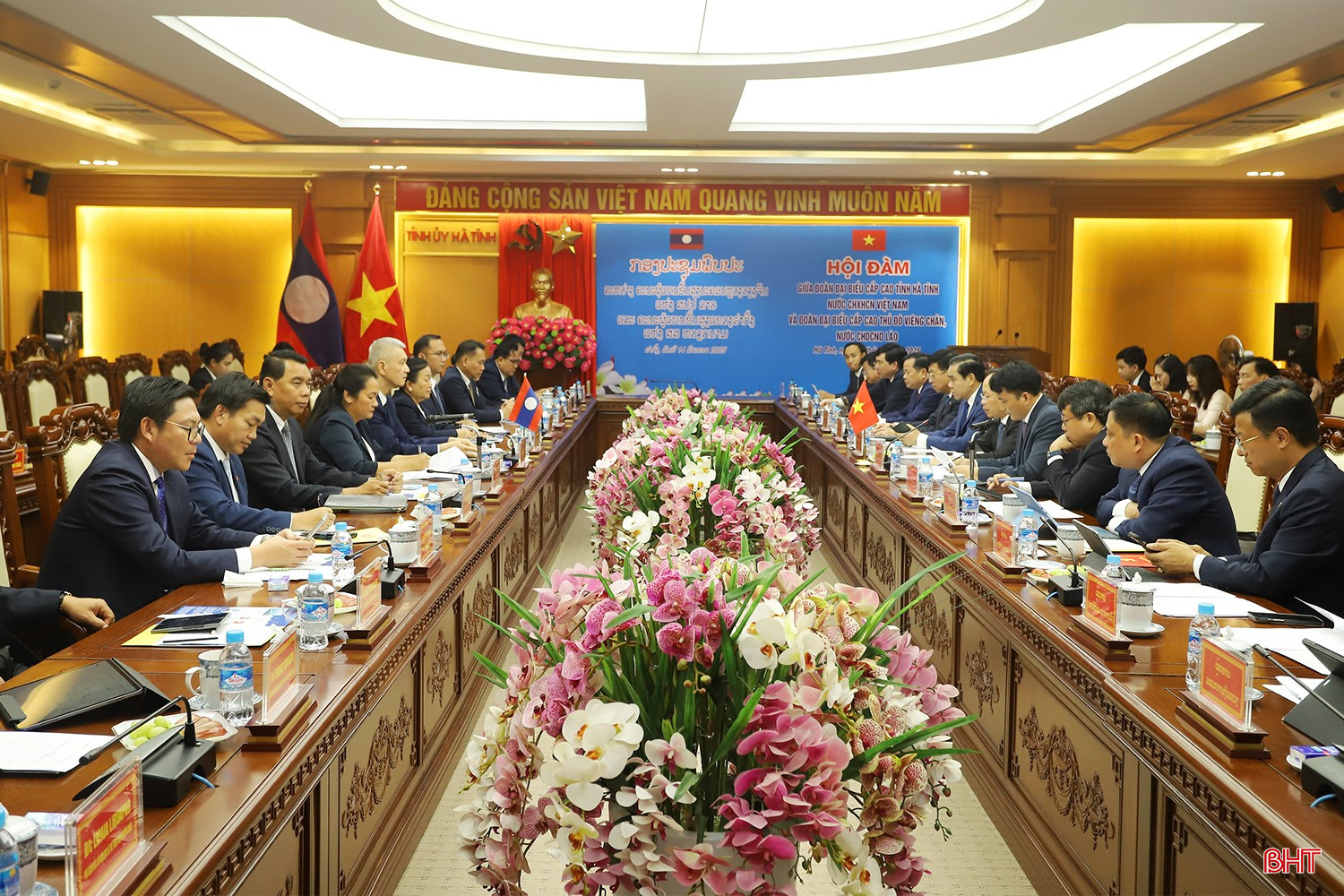 Đoàn đại biểu cấp cao tỉnh Hà Tĩnh và Đoàn đại biểu cấp cao Thủ đô Viêng Chăn tổ chức hội đàm. bqbht_br_hoi-dam-ha-tinh-vieng-chan-02q.jpg
