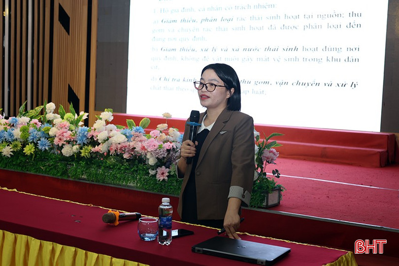 Un representante del Departamento de Agricultura y Medio Ambiente de Ha Tinh presentó el tema: Mejorar el conocimiento sobre los residuos y el medio ambiente; clasificar y tratar los residuos en los hogares; reducir los residuos plásticos de un solo uso. bqbht_br_phu-nu-tap-huan-2.jpg