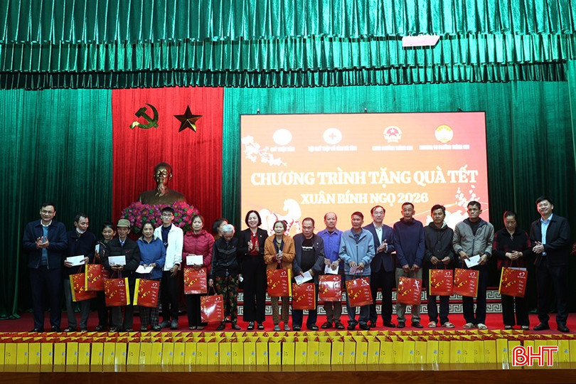 Các đại biểu trao quà Tết cho đại diện các hoàn cảnh khó khăn trên địa bàn phường Thành Sen.