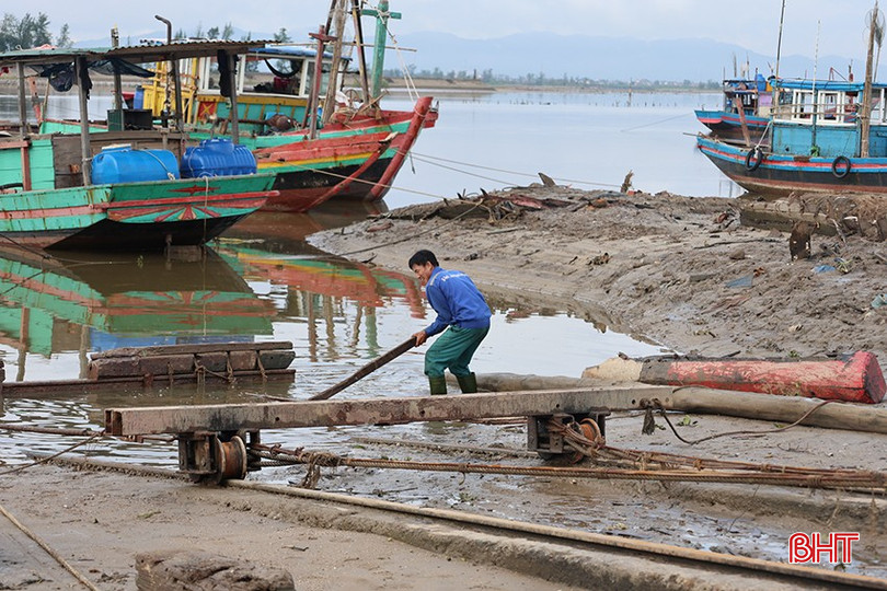Ngư dân đang nỗ lực để tàu, thuyền sớm ra khơi khi thời tiết thuận lợi. bqbht_br_thuyen-5.jpg