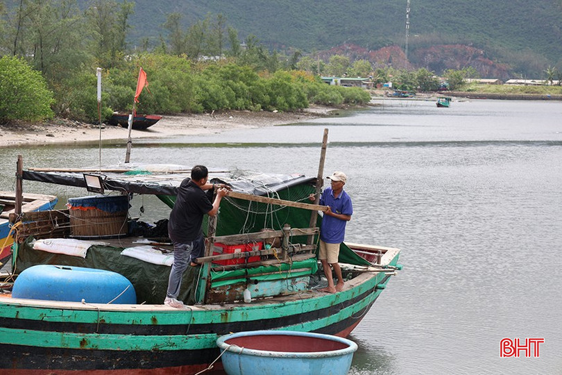 Ông Phạm Văn Đông (áo xanh) và bạn thuyền thay thế các bộ phận thuyền bị hư hỏng do bão số 5 bqbht_br_thuyen-7.jpg