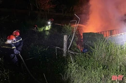 Xe đầu kéo lao xuống vệ đường rồi bốc cháy, tài xế tử vong 